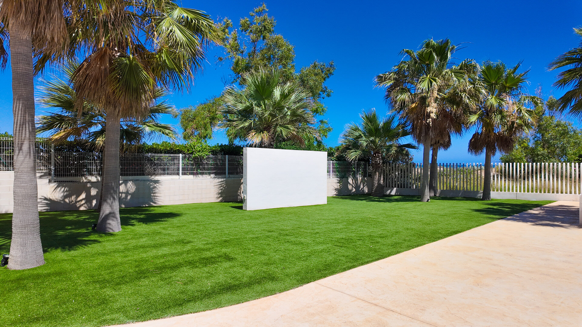 ALMARTE APARTMENT – BEACHFRONT