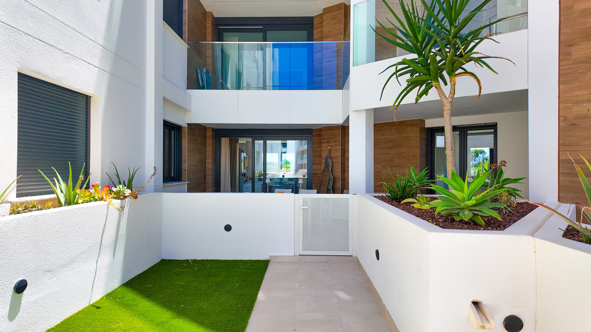 ALMARTE APARTMENT – BEACHFRONT
