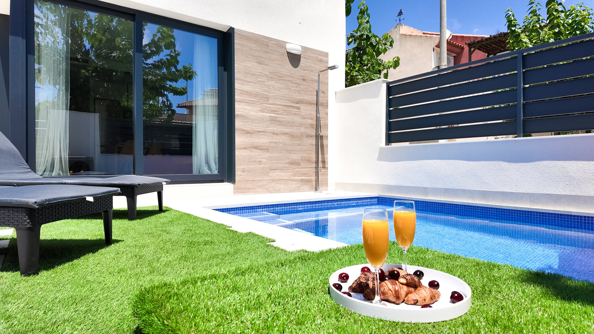 Villa de la Luna with a private heated pool and sea view