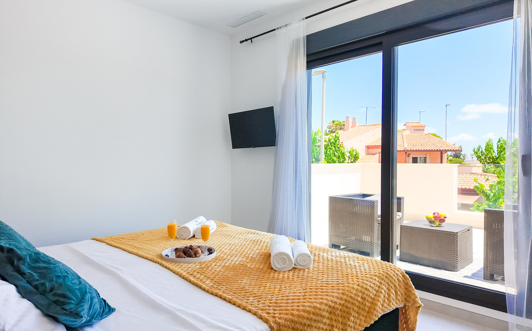 Villa de la Luna with a private heated pool and sea view