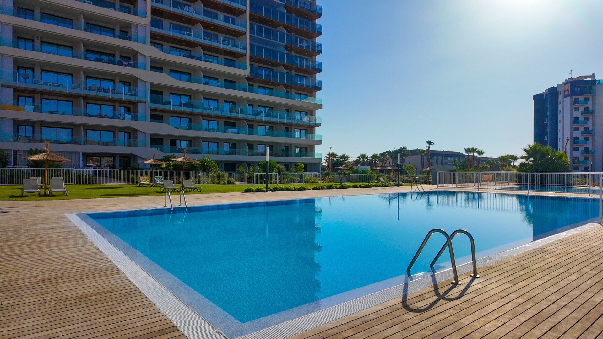 Valonia PREMIUM Apartment, 150 Meter vom Meer entfernt, mit beheiztem Pool.