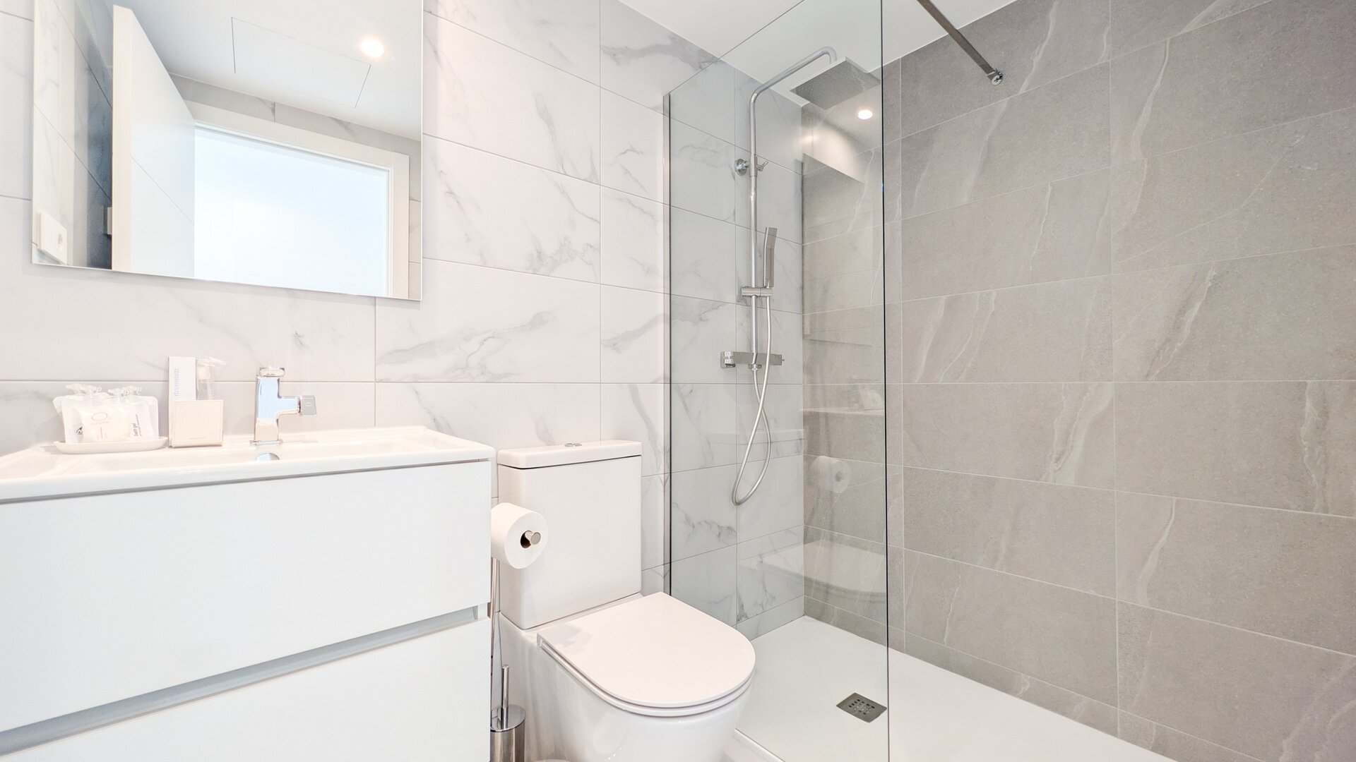 Valonia PREMIUM Apartment, 150 Meter vom Meer entfernt, mit beheiztem Pool.