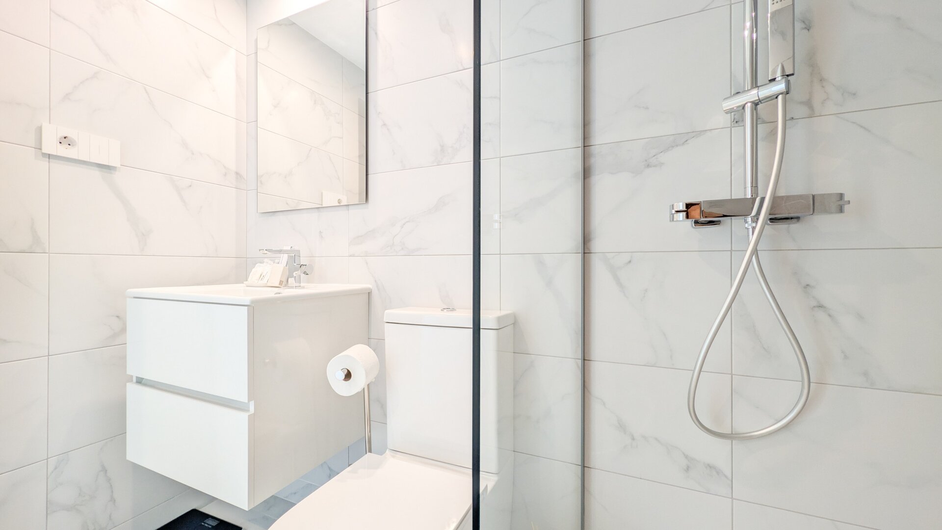 Valonia PREMIUM Apartment, 150 Meter vom Meer entfernt, mit beheiztem Pool.