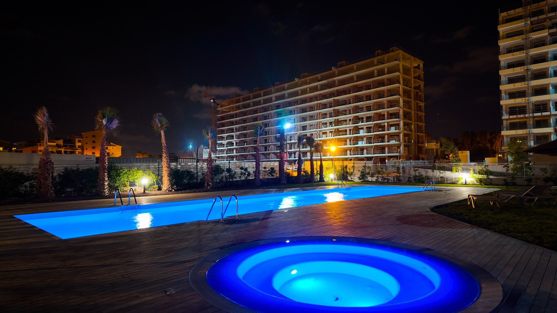 Valonia PREMIUM Apartment, 150 Meter vom Meer entfernt, mit beheiztem Pool.