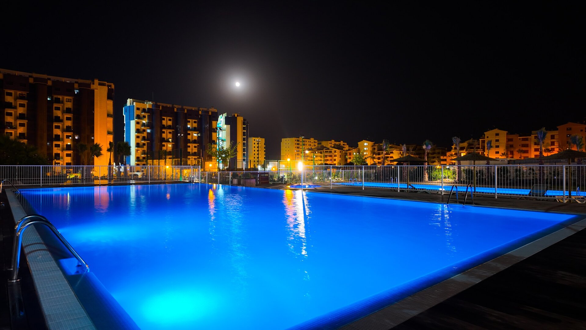 Valonia PREMIUM Apartment, 150 Meter vom Meer entfernt, mit beheiztem Pool.